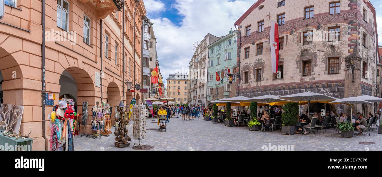 Die Menschenmassen genießen sonnige Tage in den Cafés in der Altstadt von Innsbruck im Sommer in Tirol, Österreich Stockfoto