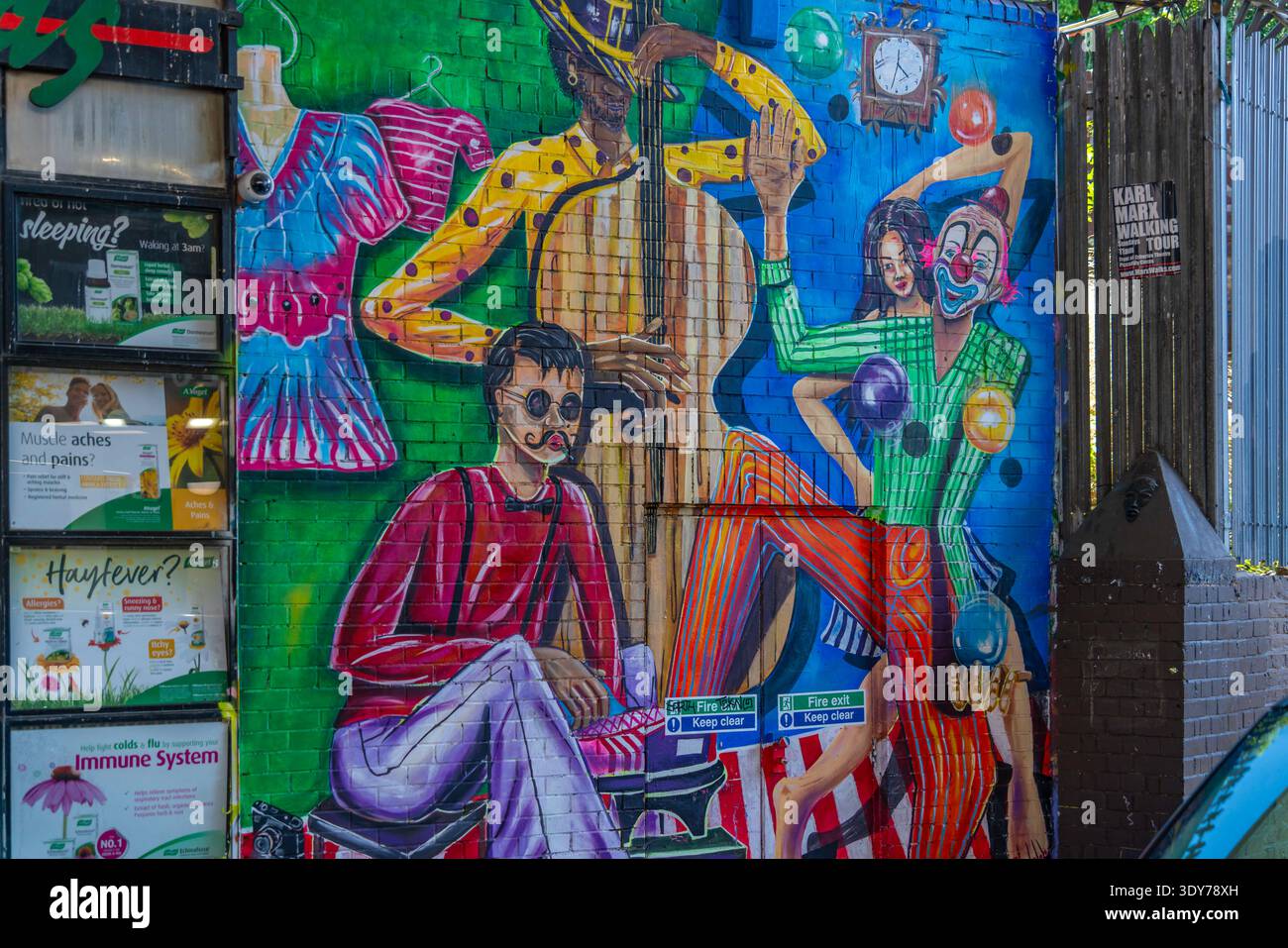 Farbenfrohe Straßenkunst und lebhafte Szenen auf dem Portobello Market im Sommer in Kensington, London Stockfoto