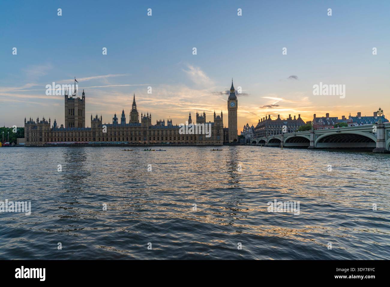 Blick auf den Sonnenuntergang über die Houses of Parliament und die Themse im Sommer, mit Blick auf Westminster in London, England Stockfoto