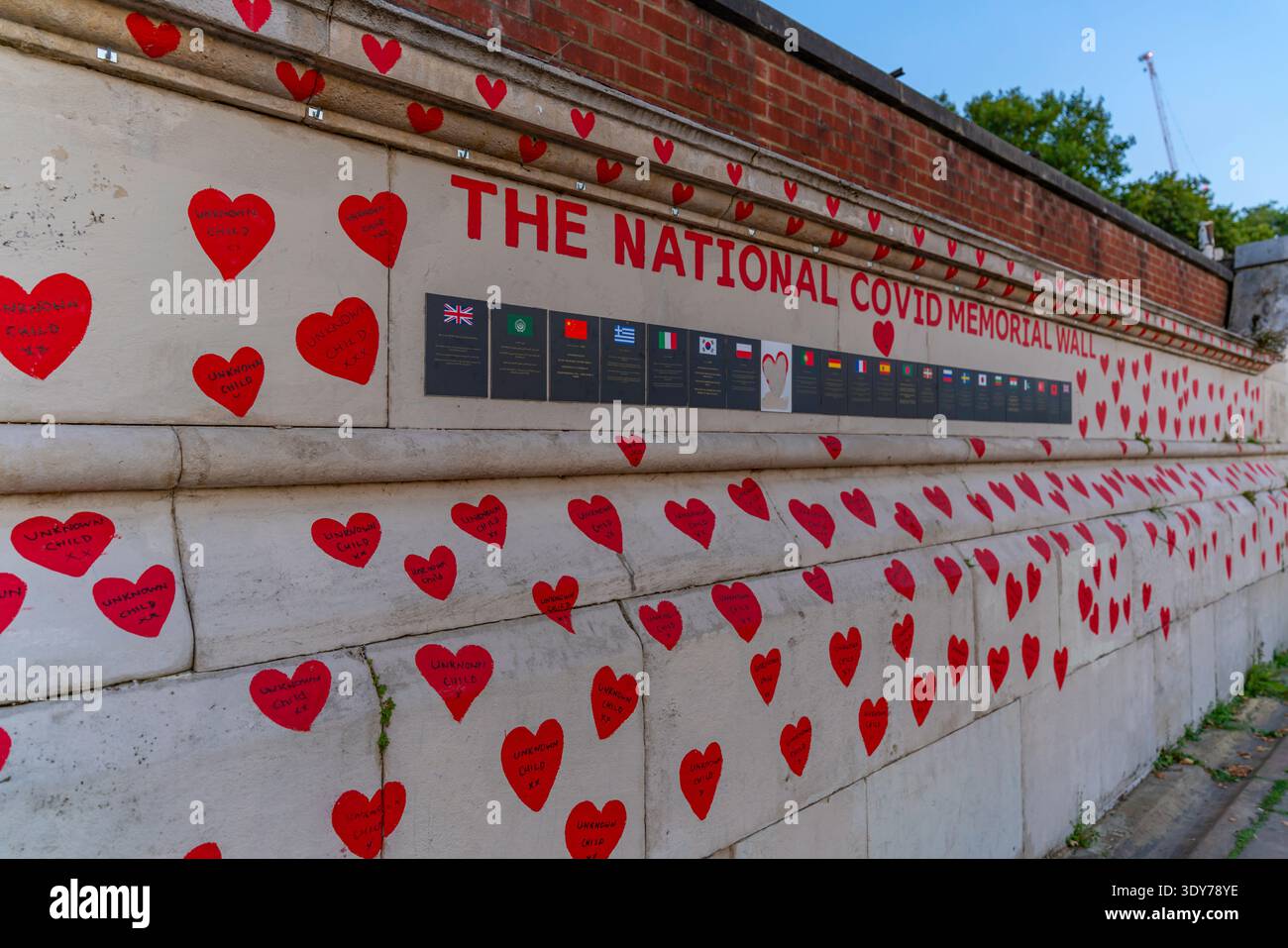 Die National COVID Memorial Wall zeigt rote Herzen in Erinnerung an die während der Pandemie in London verlorenen Leben Stockfoto