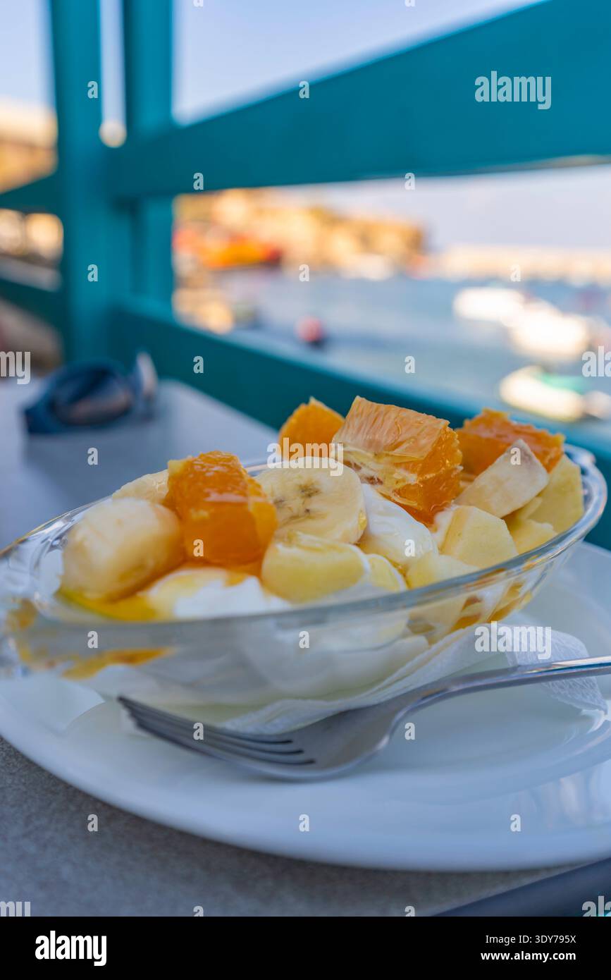 Traditioneller griechischer Joghurtsalat, der in der warmen Jahreszeit an einem Ort am Meer auf Kreta serviert wird Stockfoto