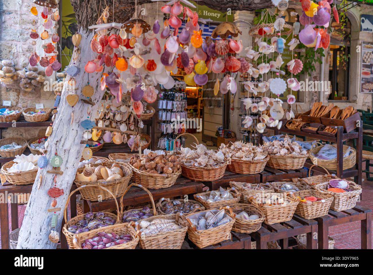 Souvenirladen mit Muscheln und handgefertigtem Kunsthandwerk in Limenas Chersonisou Kreta, Griechenland Stockfoto