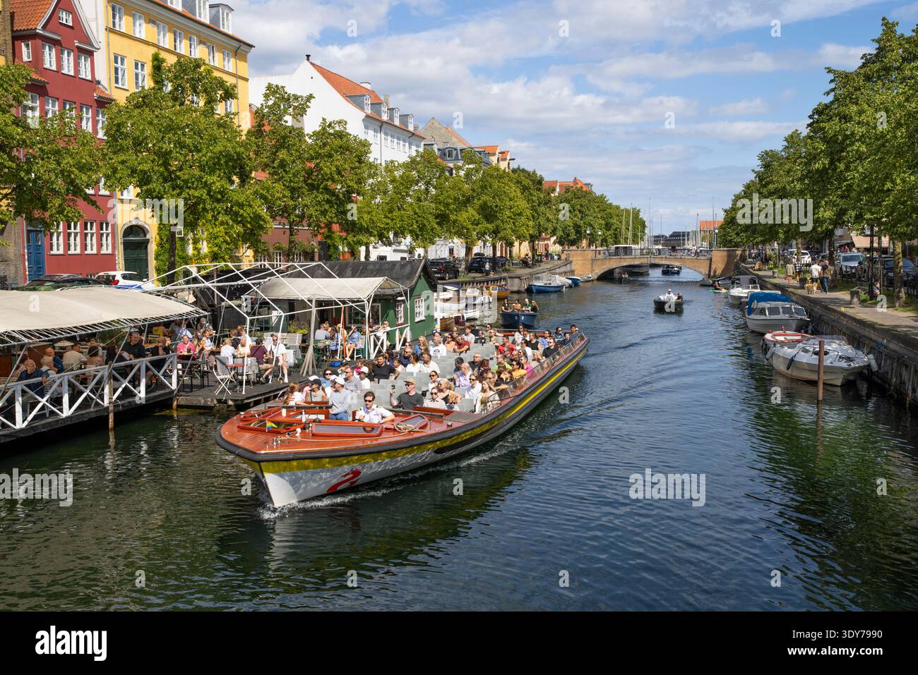 Die Bootstour bietet einen Blick auf den Christianshavn-Kanal in Kopenhagen an einem sonnigen Tag in Neuseeland, Dänemark Stockfoto