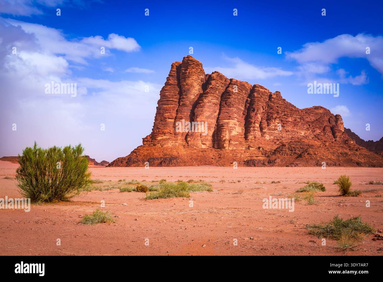 Wadi Rum, Jordanien. Sieben Säulen der Weisheit, ein zerklüfteter felsiger Berg in der Arabischen Wüste. Stockfoto