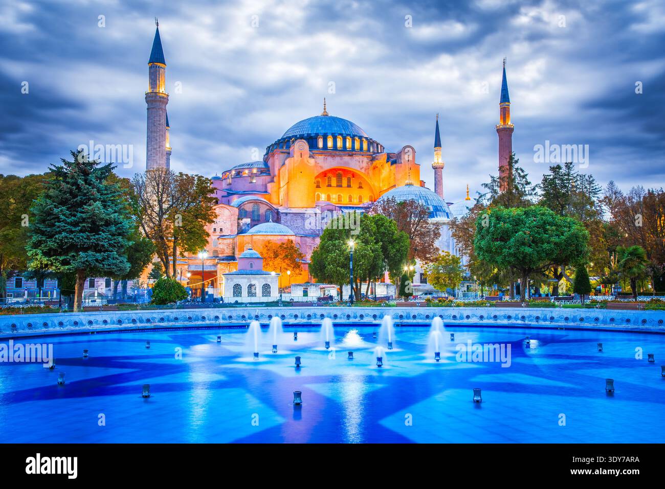 Istanbul, Türkei. Alte Hagia Sophia Kuppeln und Minarette in der Altstadt von Sultanahmet. Stockfoto