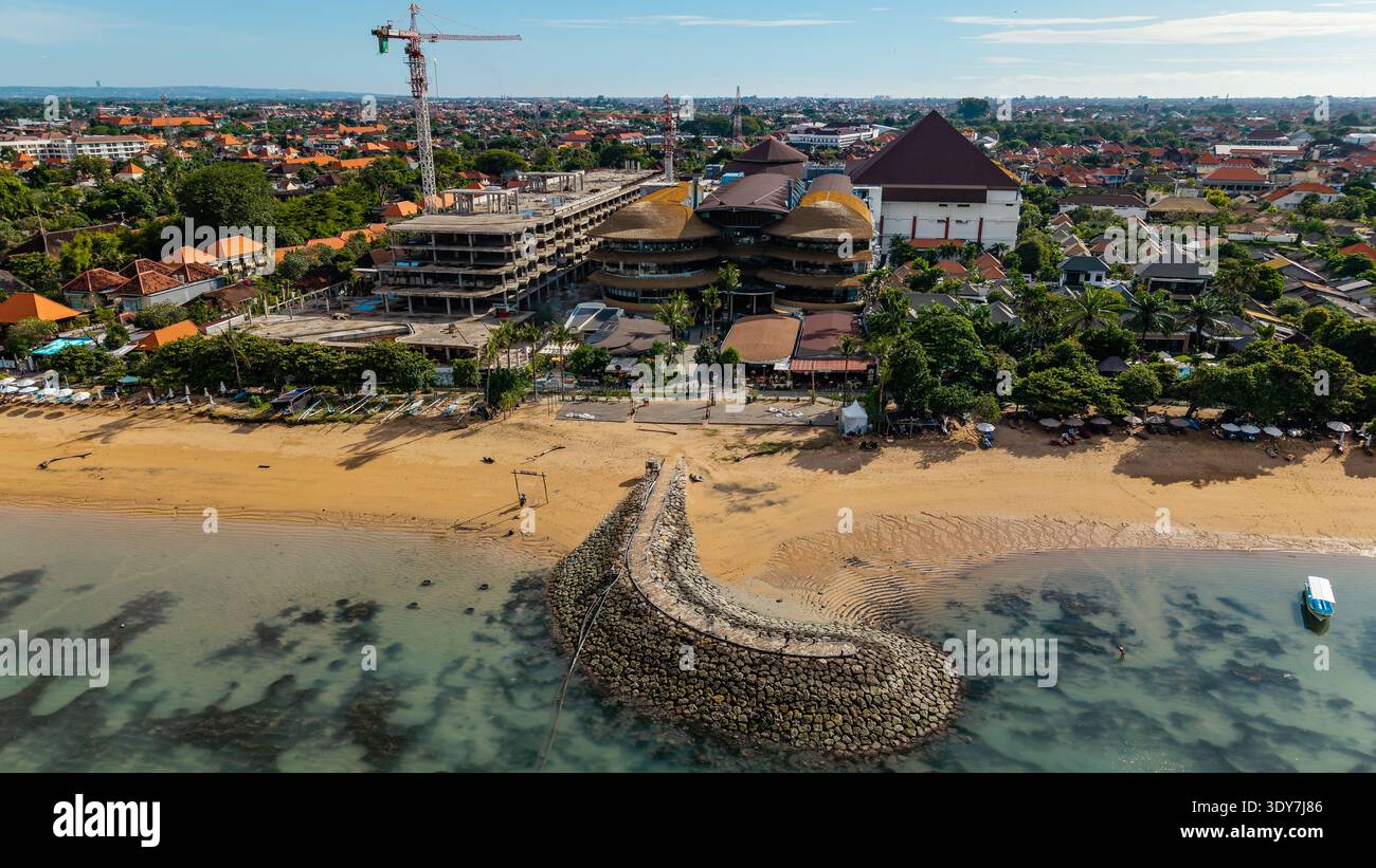 Blick aus der Vogelperspektive auf das Icon Bali Einkaufszentrum und den Steinbruch am Sanur Beach Stockfoto