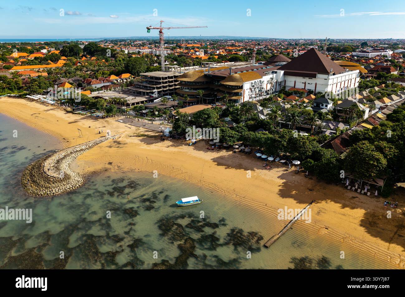 Drohnenaufnahme der Küste von Sanur mit Icon Bali Shopping Mall Projekt Stockfoto