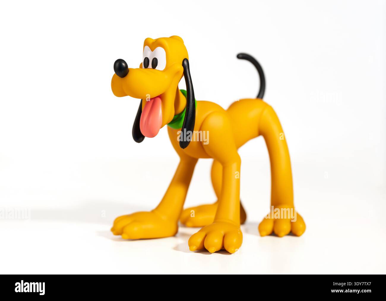 Mailand, Lombardei, Italien, 4. Februar 2026: Pluto-Figur auf einem sauberen weißen Hintergrund Stockfoto