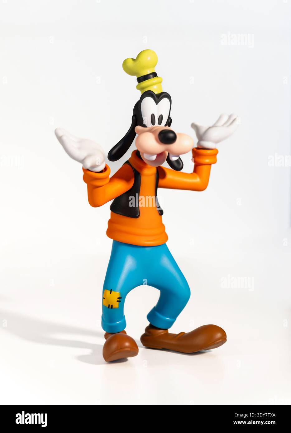 Mailand, Lombardei, Italien – 4. Februar 2026: Eine lustige Actionfigur mit Cartoon-Charakter steht vor einem sauberen weißen Hintergrund Stockfoto