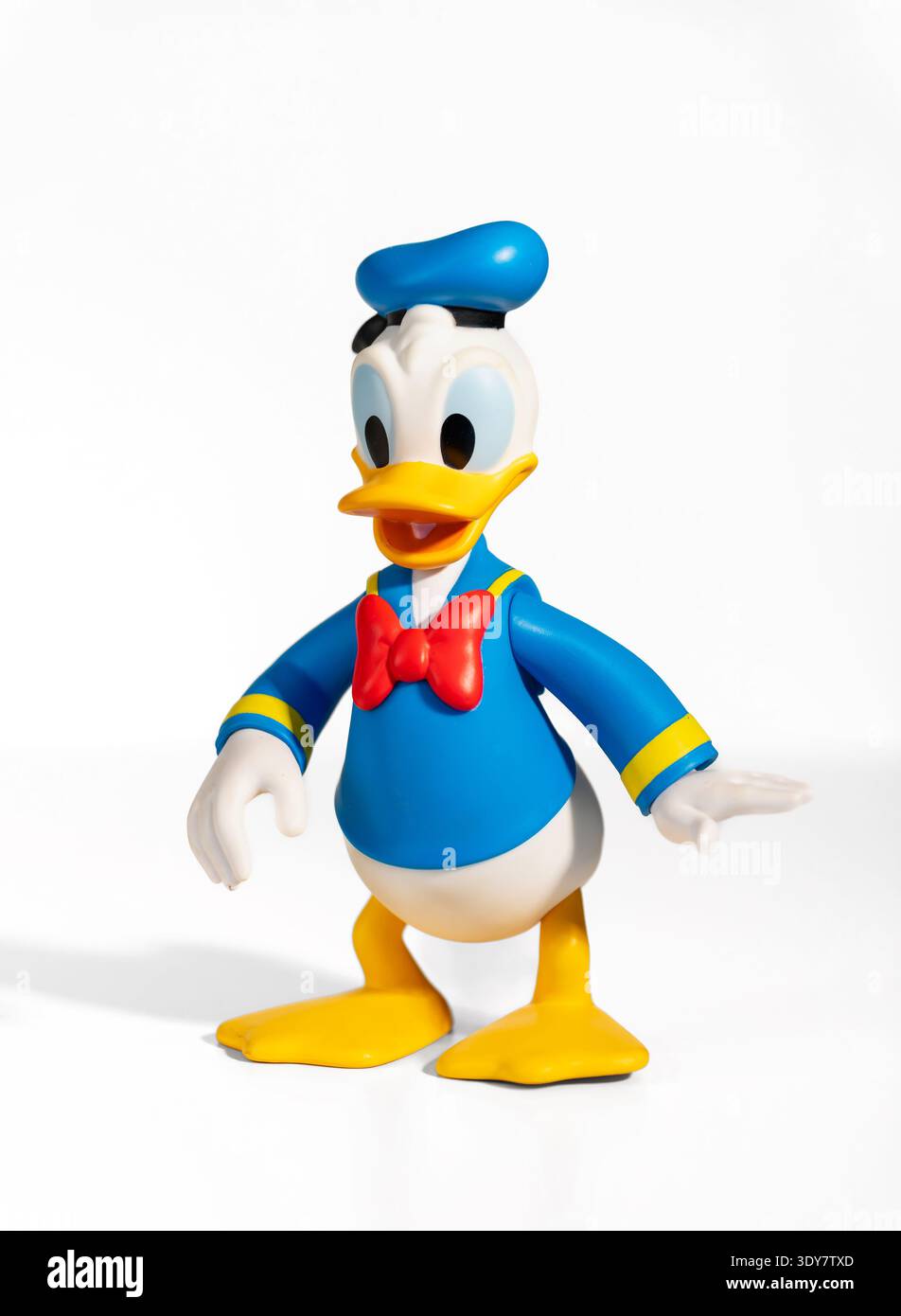 Mailand, Lombardei, Italien – 4. Februar 2026: Donald Duck Actionfigur auf weißem Hintergrund Stockfoto