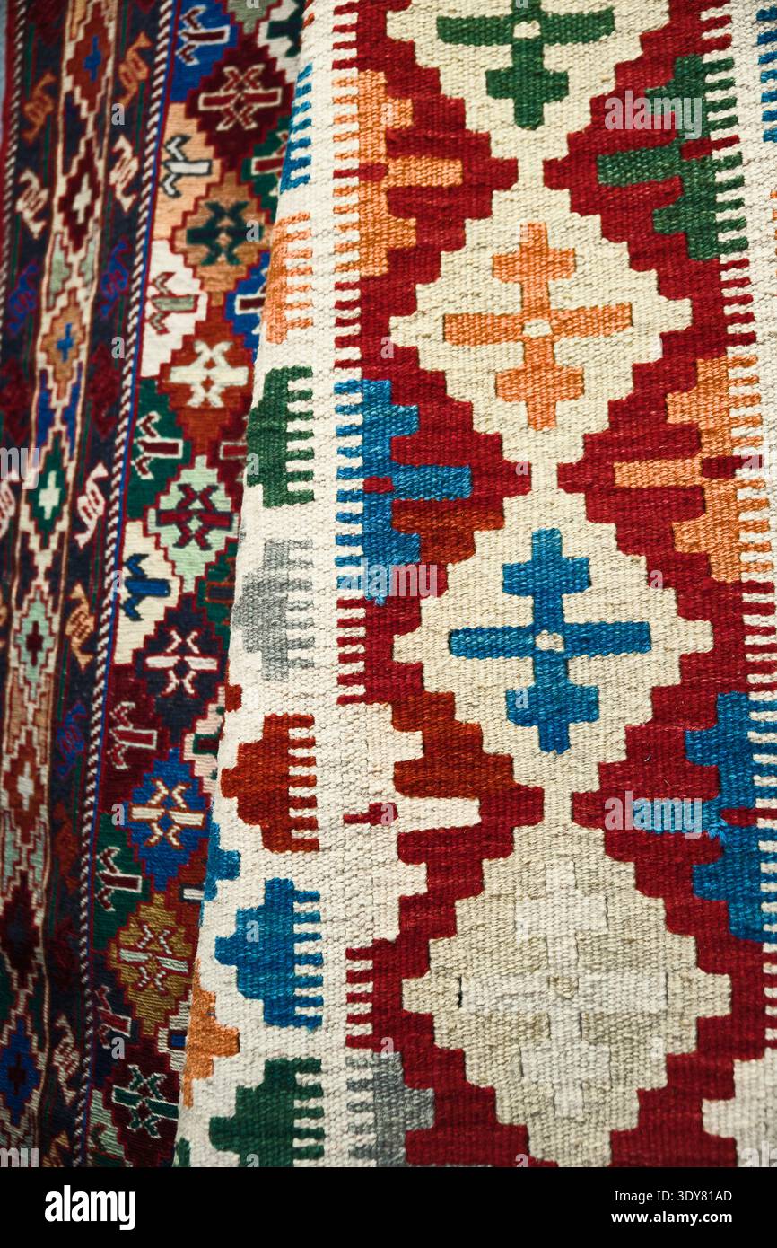 Traditioneller farbenfroher Kilim-Teppich mit geometrischem Muster Stockfoto