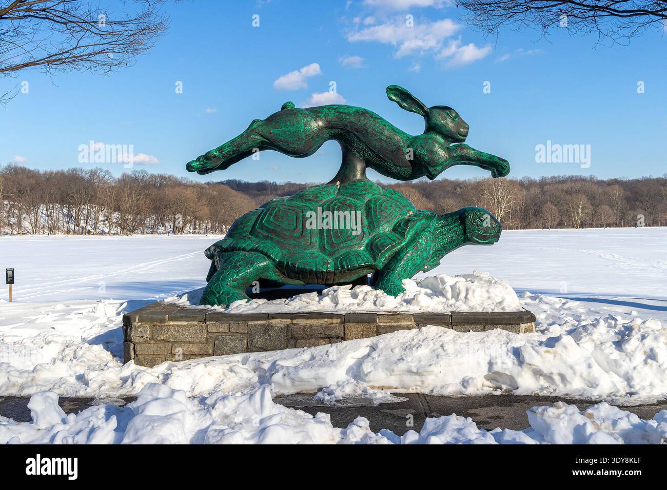 Schildkröten- und Hasenplastik im Van Cortlandt Park von Michael Browne und Stuart Smith in der Bronx, New York City, USA Stockfoto