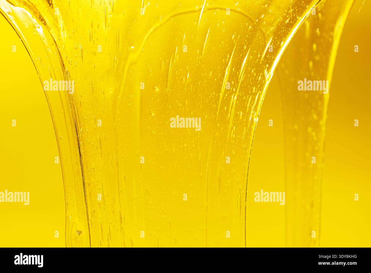 Fließender goldener Honig mit Luftbläschen Stockfoto