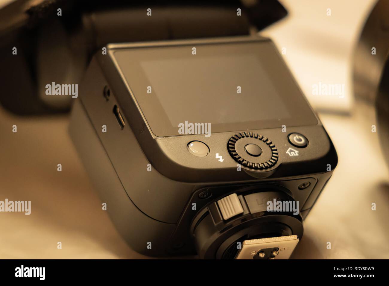 Professioneller, drahtloser Blitzauslöser für die Kamera mit LCD-Bildschirm und Drehrad, Nahaufnahme der Blitzschuhhalterung und Tasten. Stockfoto