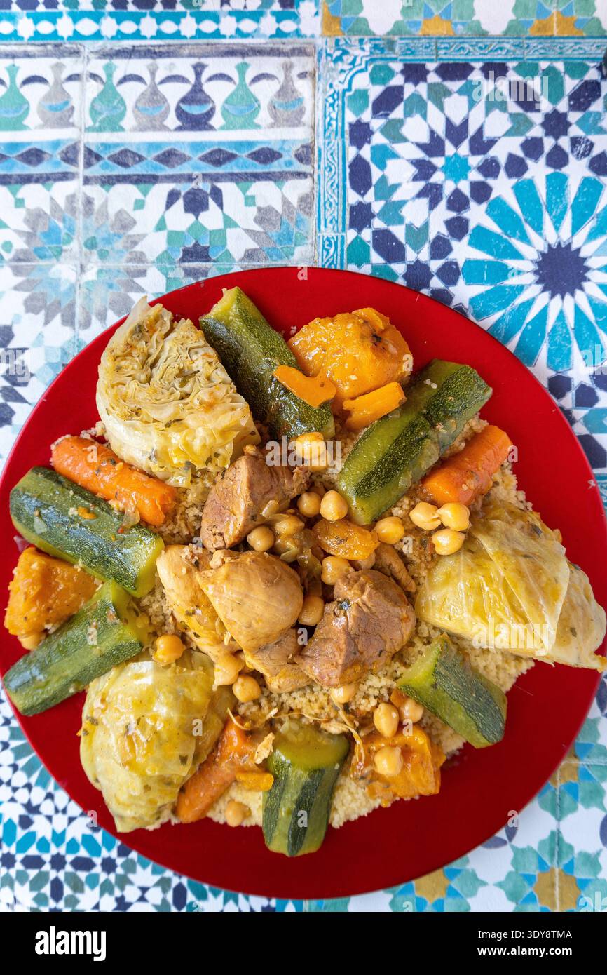 Traditioneller marokkanischer Couscous mit Fleisch und Gemüse, Kohl, Karotten, Zucchini Stockfoto