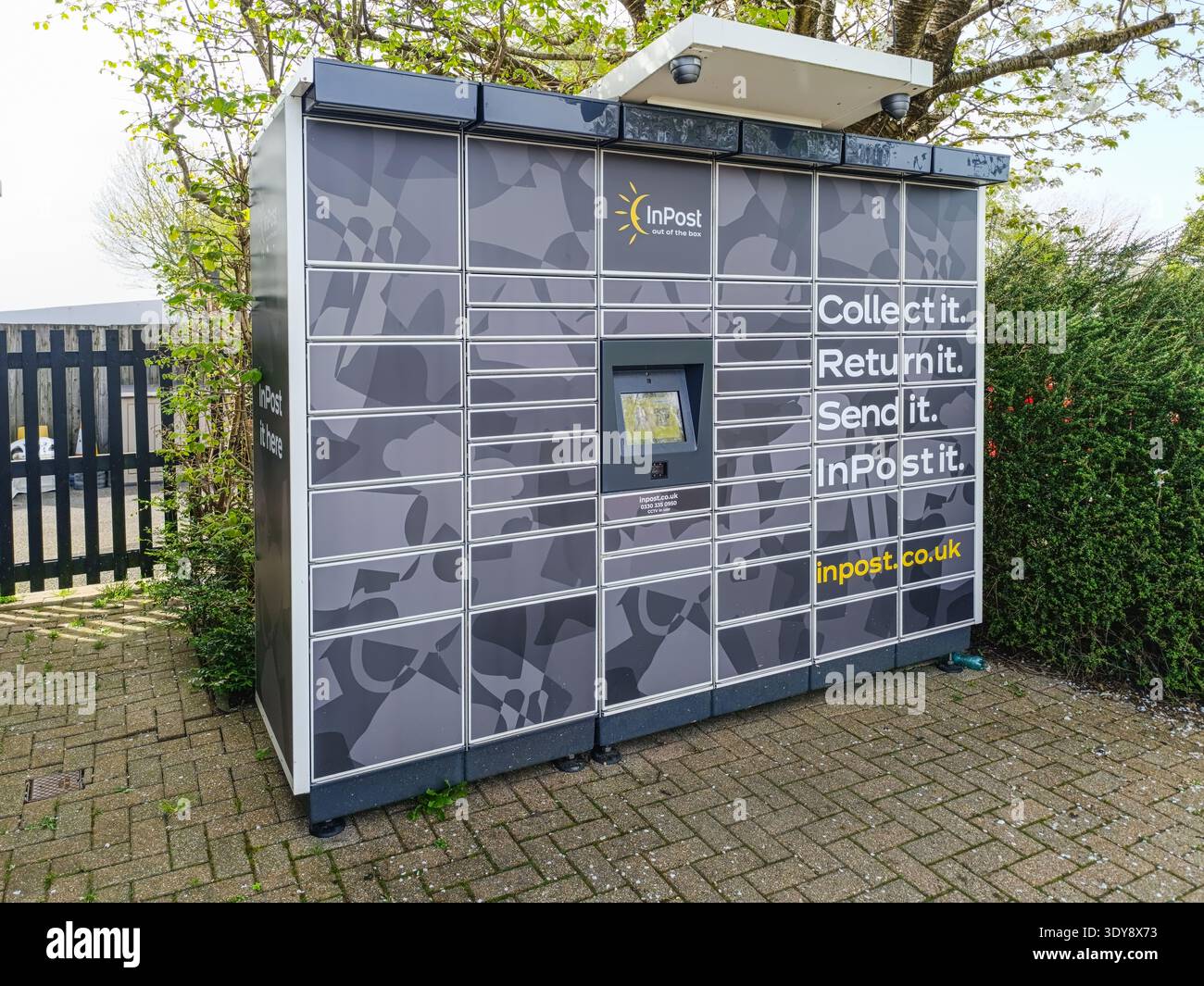 Postfach für sichere Paketzustellung und -Rücksendung. London, UK, 13. April 2024 Stockfoto