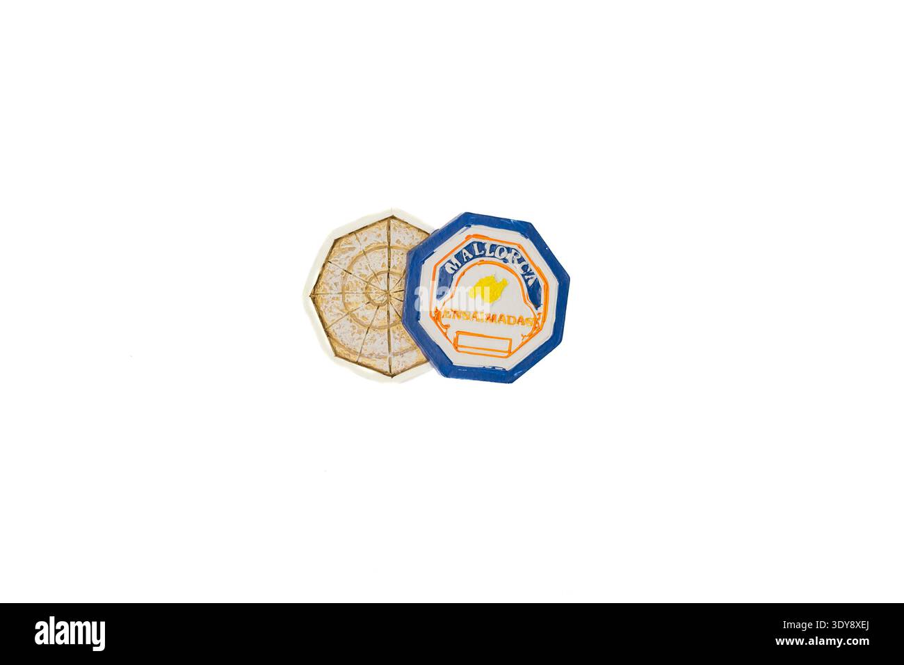 Zwei runde Vintage-Papieretiketten mit Kompassrosen und blau-orangefarbenem Emblem isoliert auf weißem Hintergrund, minimale Komposition. Stockfoto