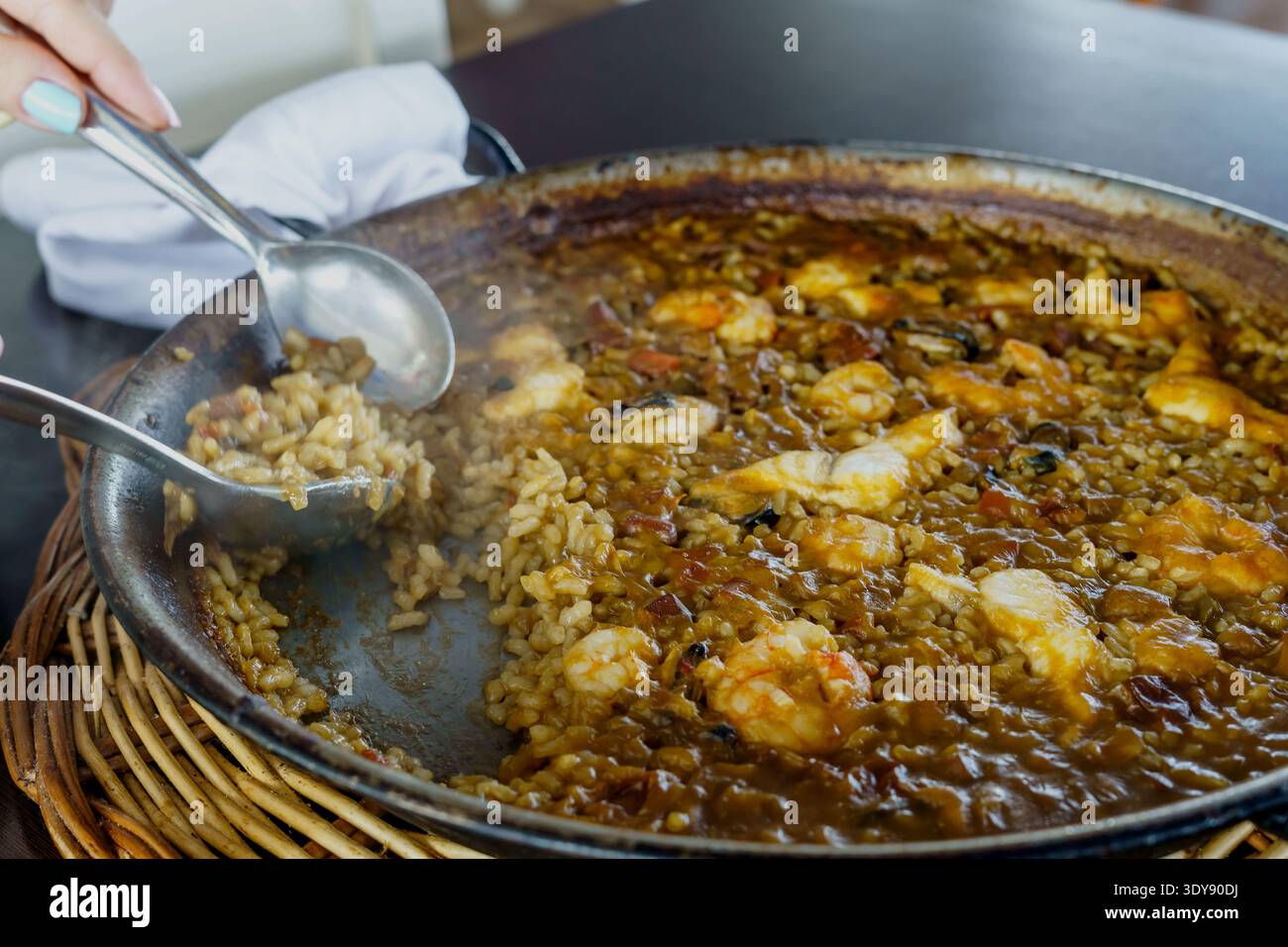 Arroz del senyoret, oder Senyoret-Reis, ist bei der Zubereitung unbedingt darauf zu achten, dass alle Fisch- und Meeresfrüchte sauber sind, so dass beim Servieren von i Stockfoto