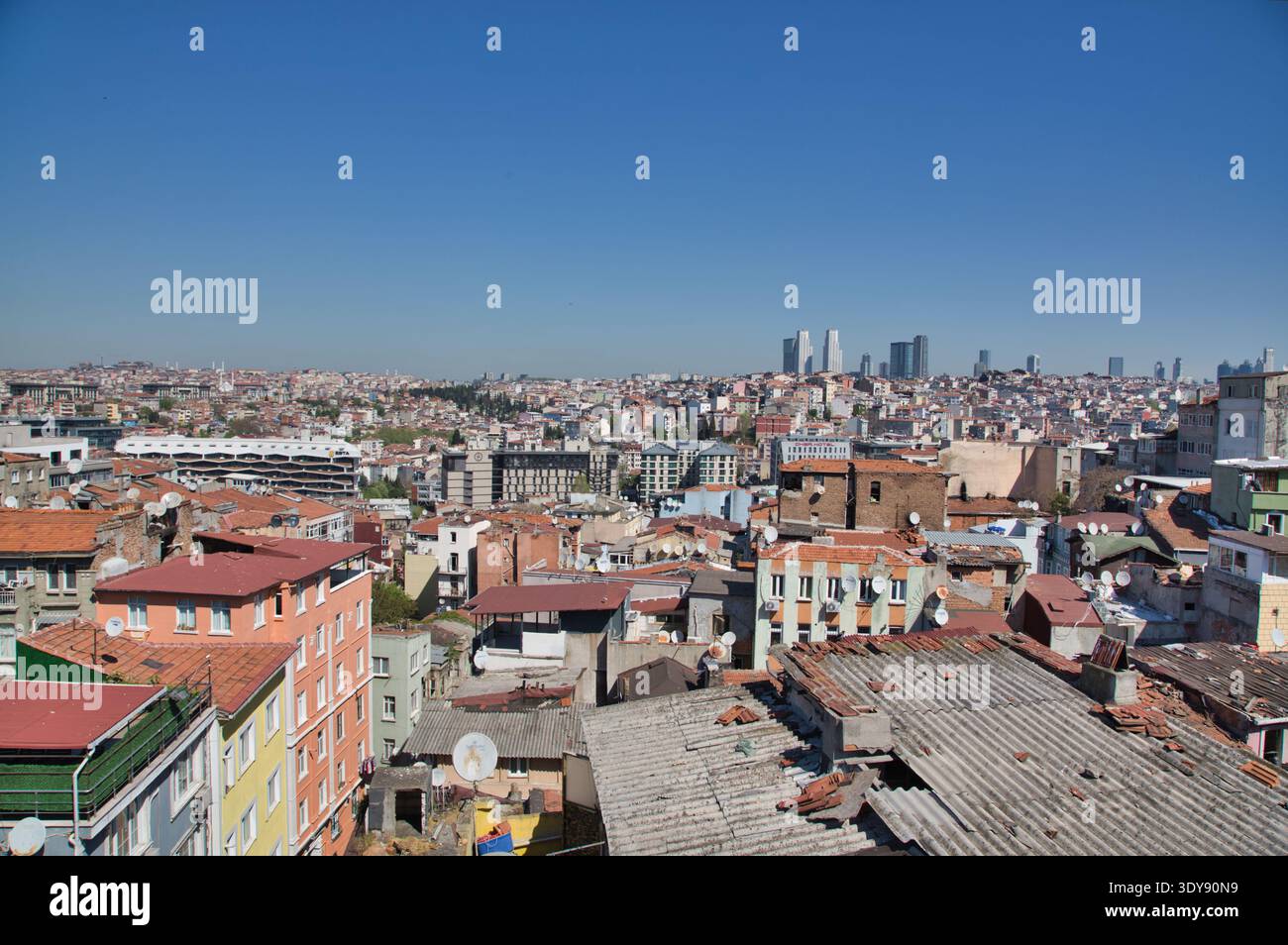 Panoramablick Auf Istanbul Mit Stadtarchitektur Und Lebhaften Dächern. Stockfoto
