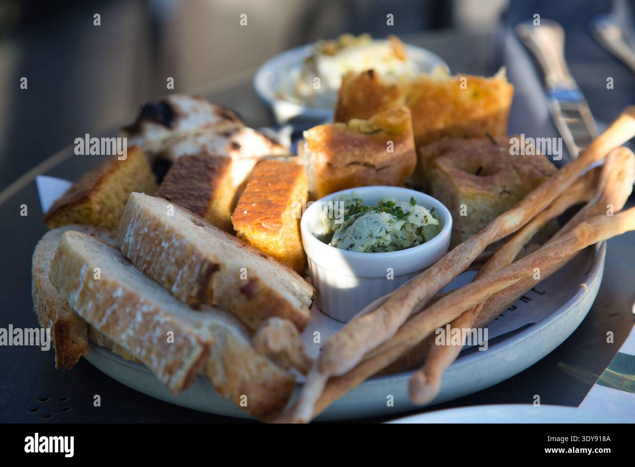 Ein lebendiger Teller mit traditionellen türkischen Vorspeisen wie Brot und Dips. Stockfoto