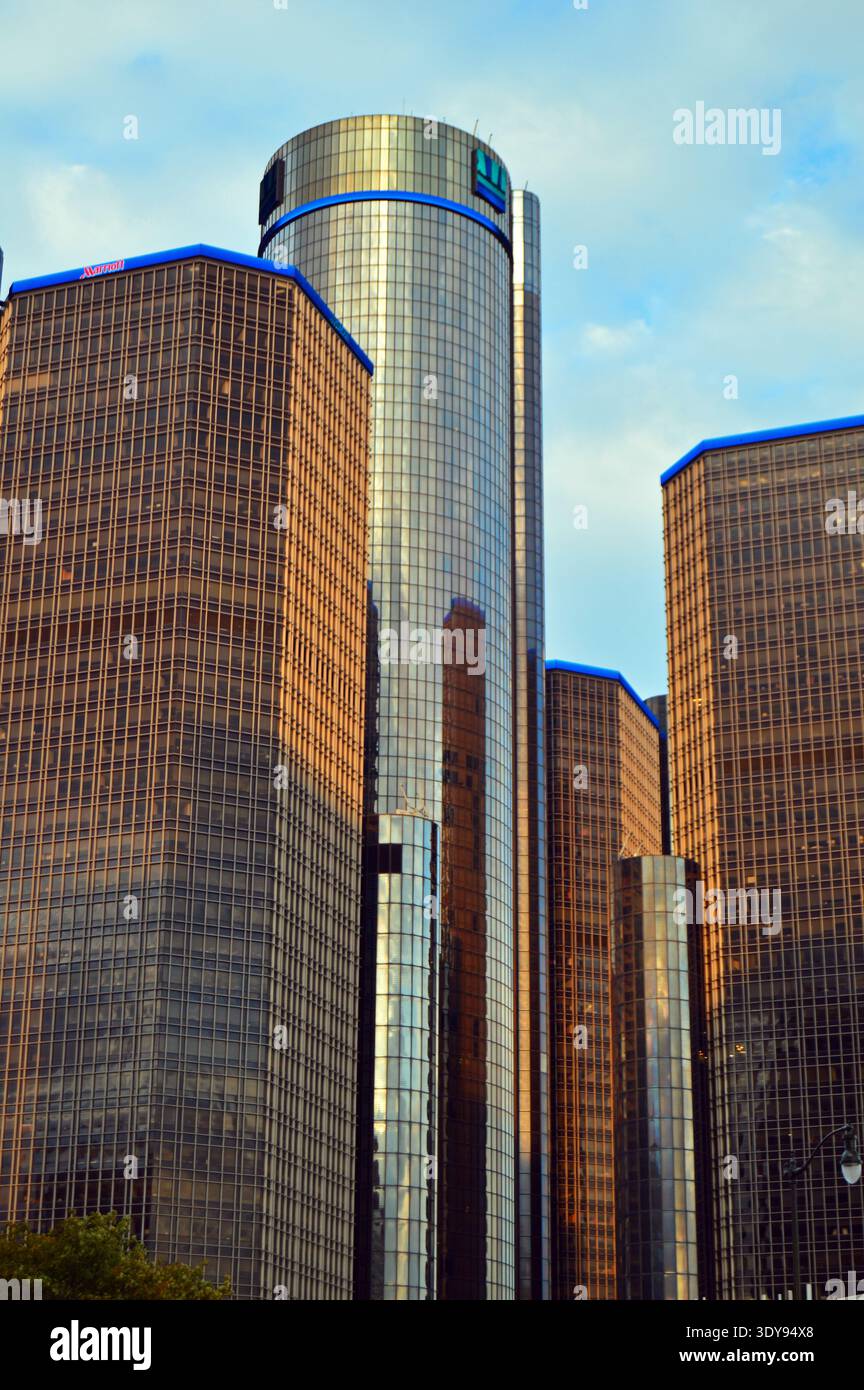 Das hoch aufragende Renaissance-Zentrum in Detroit erhebt sich am Seeufer der Stadt und beherbergt Büros der Automobilindustrie Stockfoto