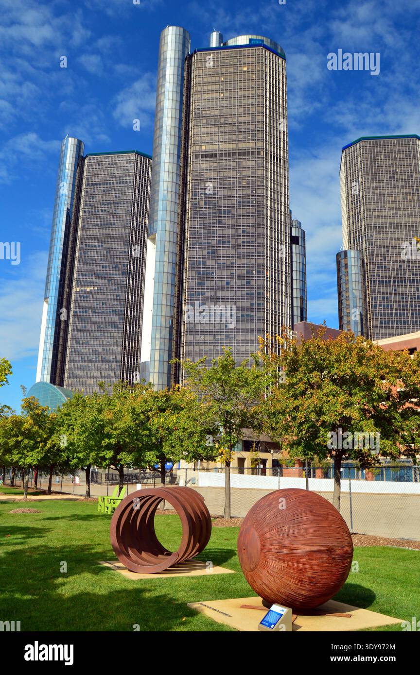 Metallkunstwerke und Skulpturen stehen in einem Park vor dem Renaissance Center, einem großen Wolkenkratzer und Bürokomplex in Detroit Stockfoto