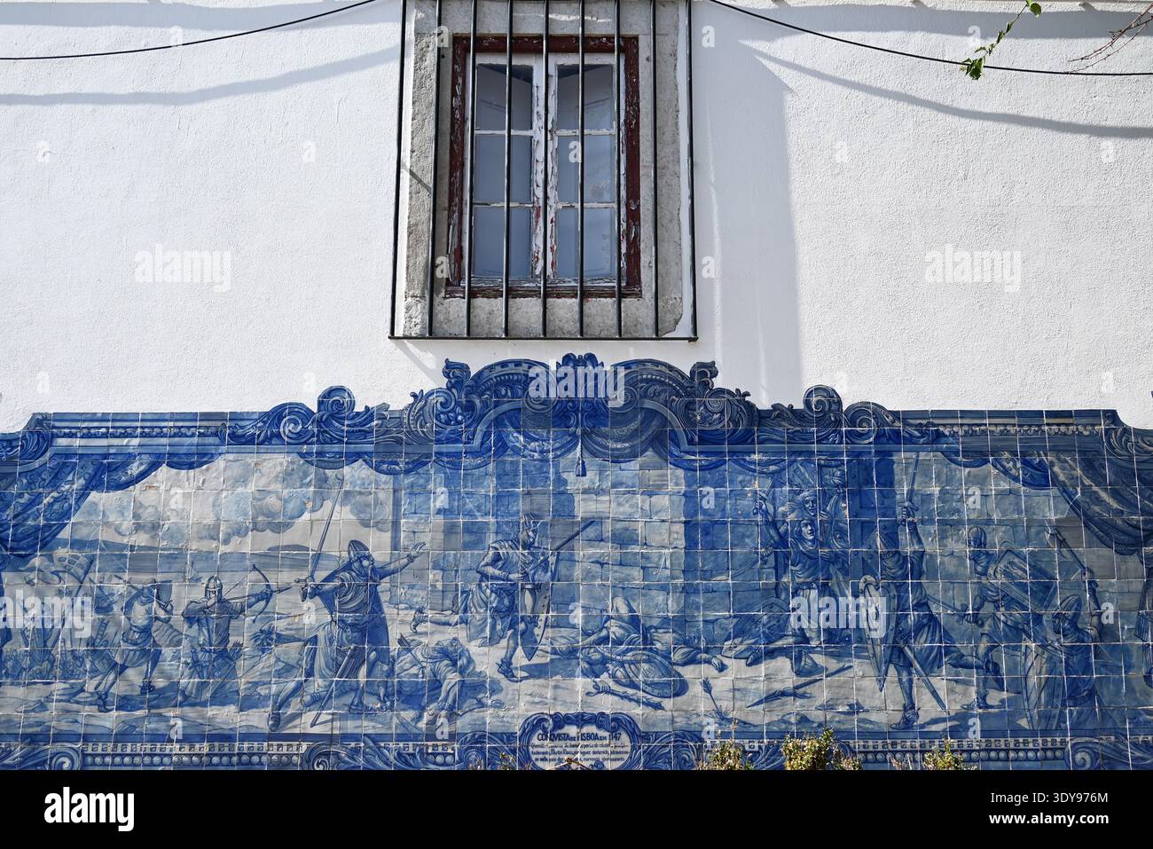 Am Santa Luzia Point of View in Lissabon, Portugal, kann man in der Nähe der Kathedrale von Lissabon ein bemerkenswertes Azulejo sehen. Stockfoto