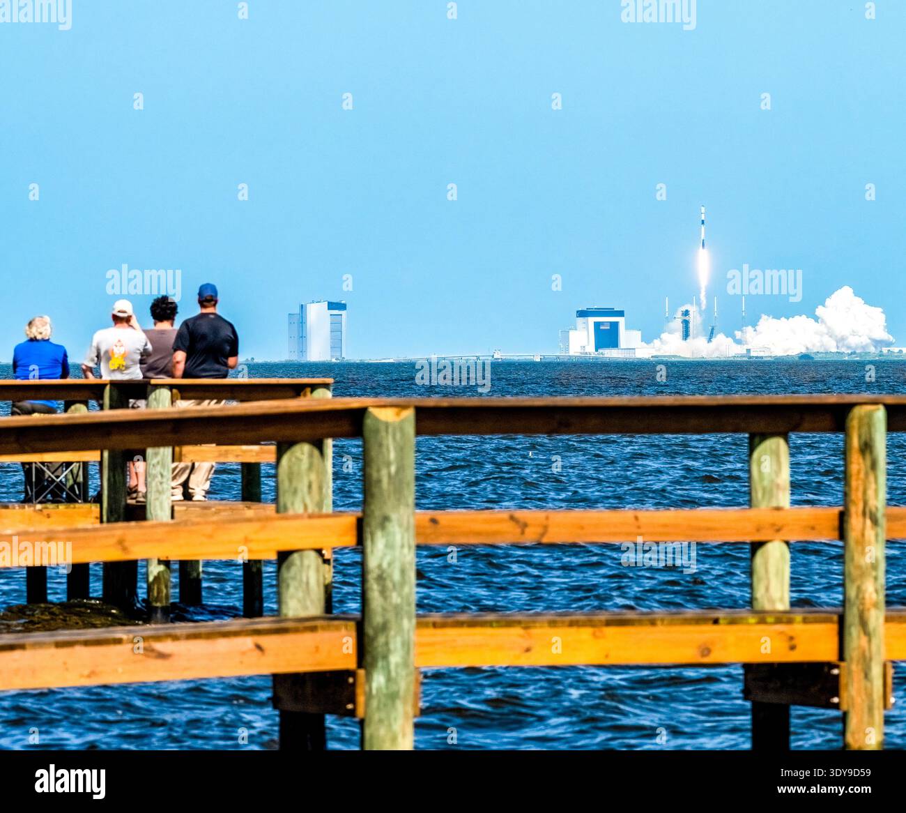 Camper im KARS Park in Florida beobachten den Abflug einer SpaceX Falcon 9 vom Space Launch Complex 40 auf der Cape Canaveral Space Force Station. Stockfoto
