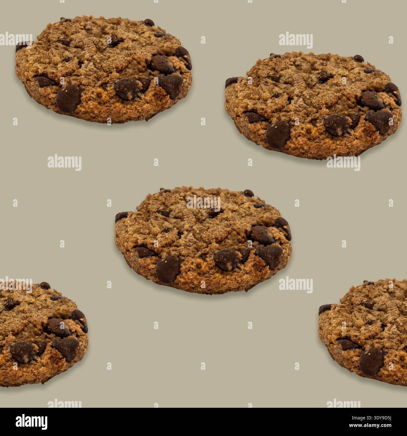 Schokoladen-Chips-Haferflockenkekse bilden ein kachelbares, sich wiederholendes Muster auf braunem Hintergrund Stockfoto