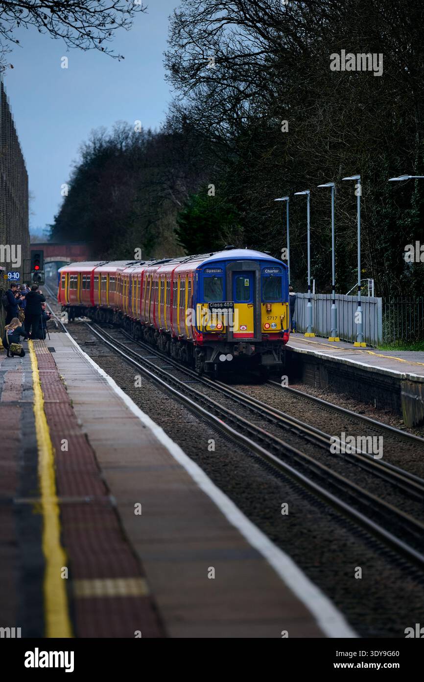 Class 455 Farewell Rail Tour am 21. Dezember 2025 in Effingham Junction, Surrey Stockfoto