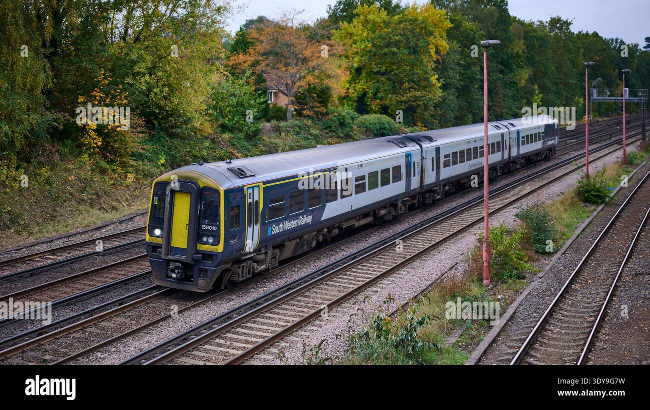 Dieseltriebwagen der Baureihe 159 nähern sich Woking, Surrey am 16. Oktober 2025 Stockfoto