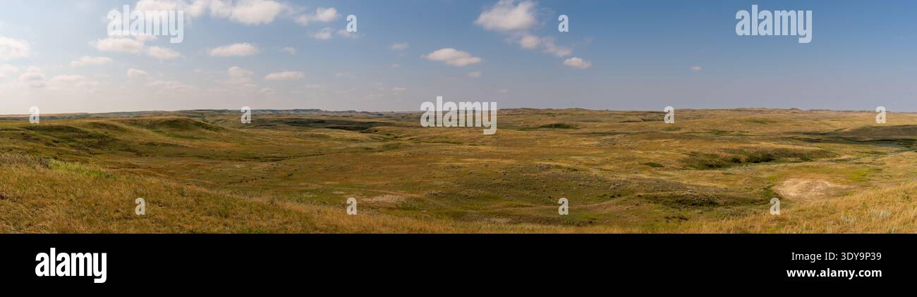 Im Grasslands National Park bietet sich ein weitläufiger Blick auf die Prärie Badlands bis zum Horizont. Stockfoto