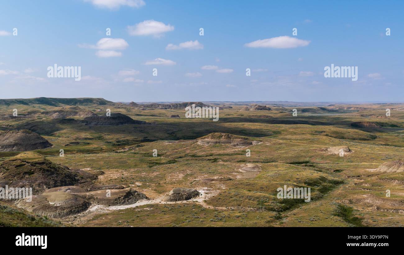 Die Erosion hat die Prärie-Badlands von Saskatchewan zu einer beeindruckenden Landschaft mit Buttes und Coulees geformt. Stockfoto