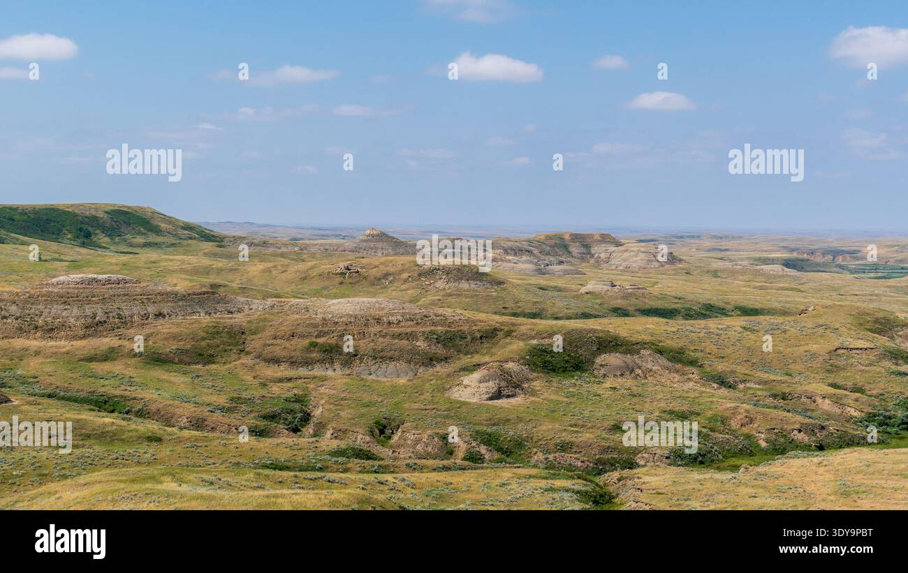 Bunte Sedimentschichten ragen auf den erodierten Hügeln und Graten des East Block of Grasslands National Park hervor. Stockfoto