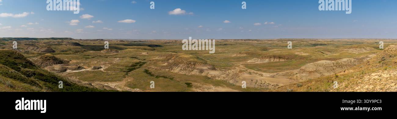 Die Prairie Badlands Landschaft des Grasslands National Park öffnet sich zu einem breiten Blick auf zerklüftete Badlands mit mehrschichtigen Erdtönen und geformten Formationen Stockfoto