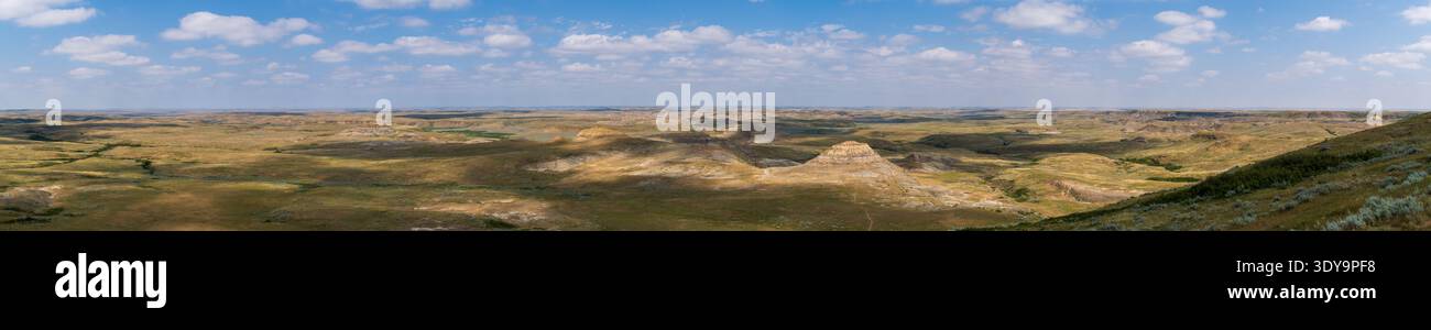Farbenfrohe geologische Schichten umhüllen die erodierten Buttes und Coulees im Grasslands National Park und bilden eine dramatische Landschaft. Stockfoto