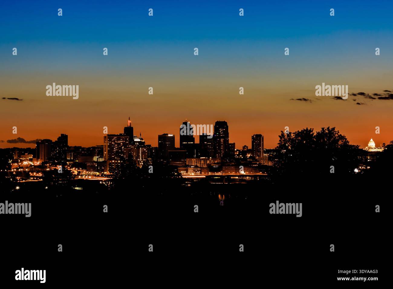 St. Paul, MN, USA - 5. September 2021: Silhouette der Skyline von Saint Paul während der blauen Stunde in Minnesota. Stockfoto