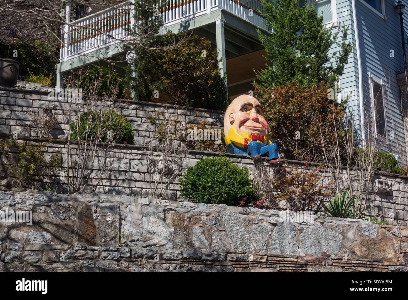 Humpty Dumpty Figur, die auf einer Wand sitzt und nur darauf wartet, zu fallen! Stockfoto