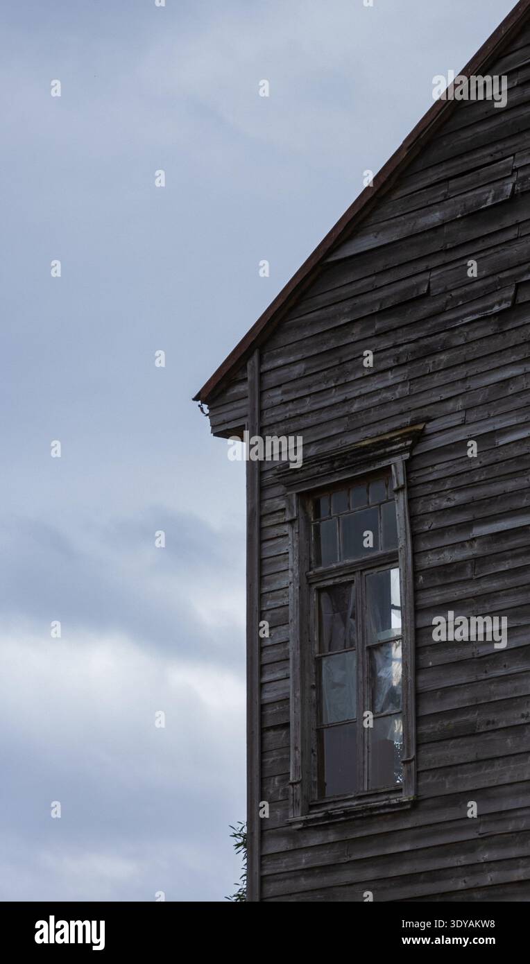Verwitterte Holztür an Schindelfassade, Chonchi, Chiloé, Chile Stockfoto