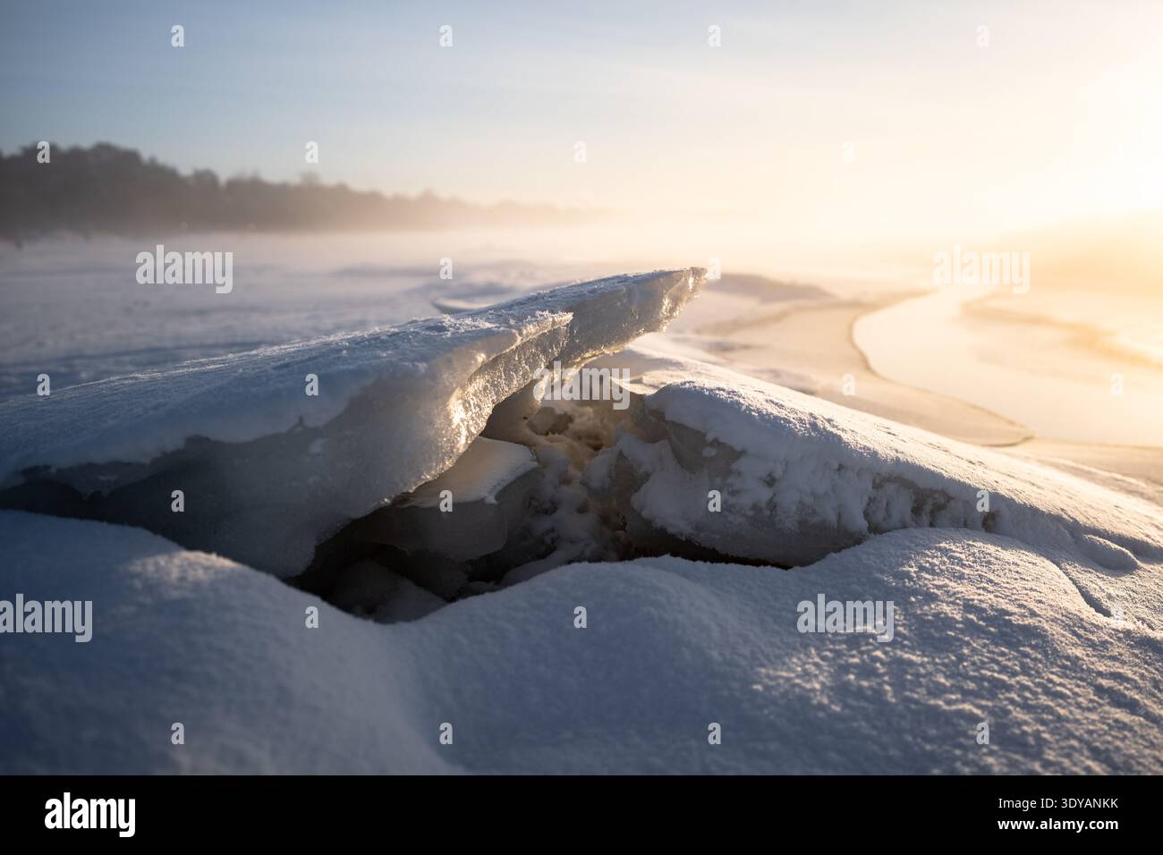 Wintersaison auf dem See, gefrorene Eisstücke versteckt unter Schnee, gefährliches Gebiet zum Wandern. Stockfoto