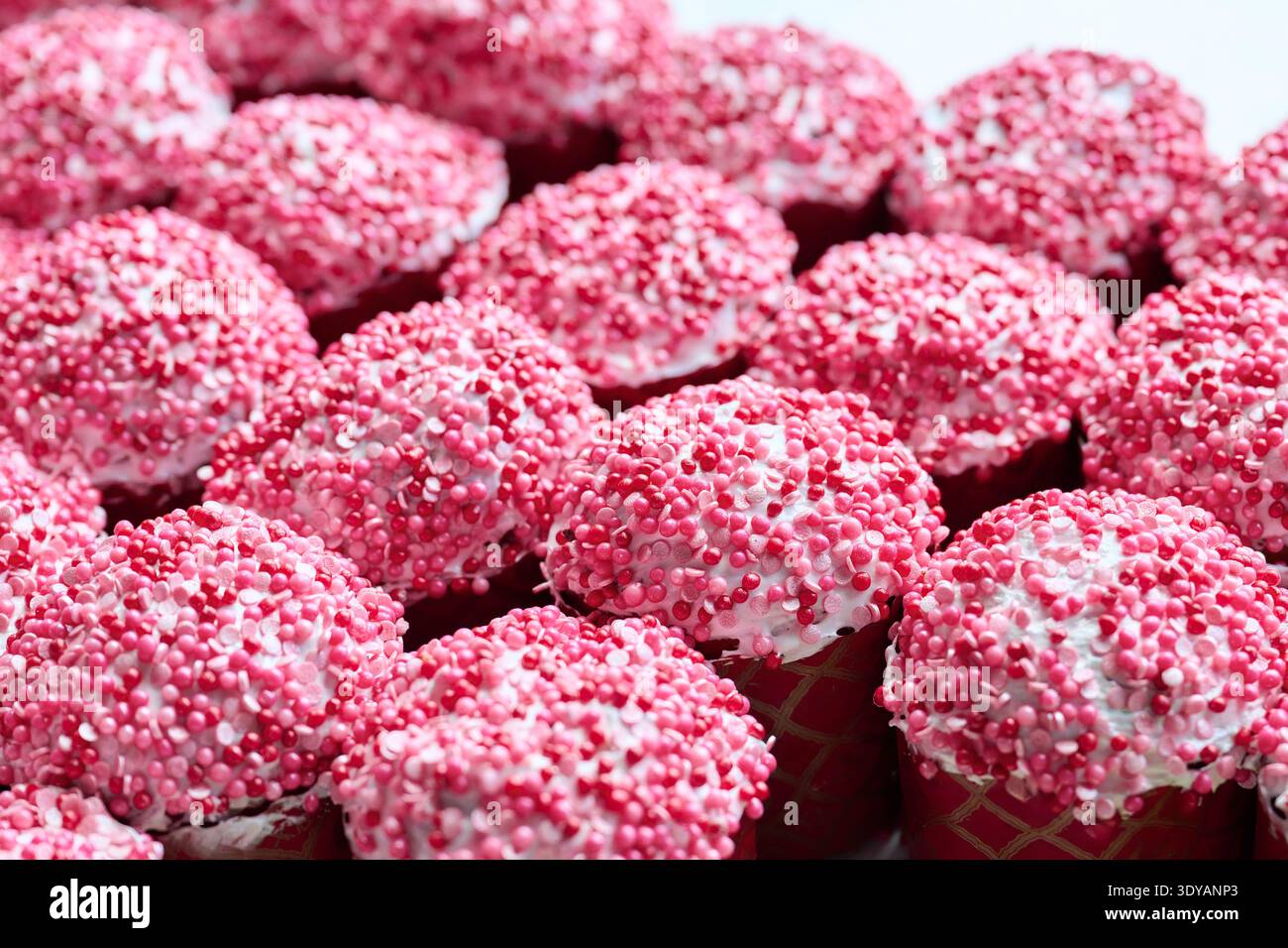 Traditionelles russisches Kulich-Brot, dekoriert mit bunten Streuseln für Osterfeiern in einer Familienküche Stockfoto