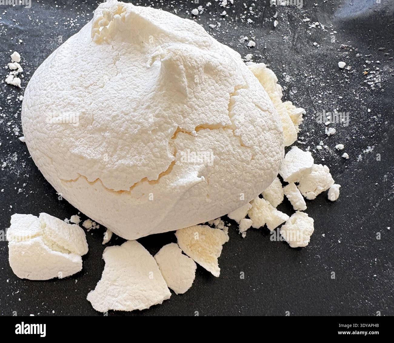 Broken Vegan Aquafaba-Meringues (Ohne Ei) Stockfoto
