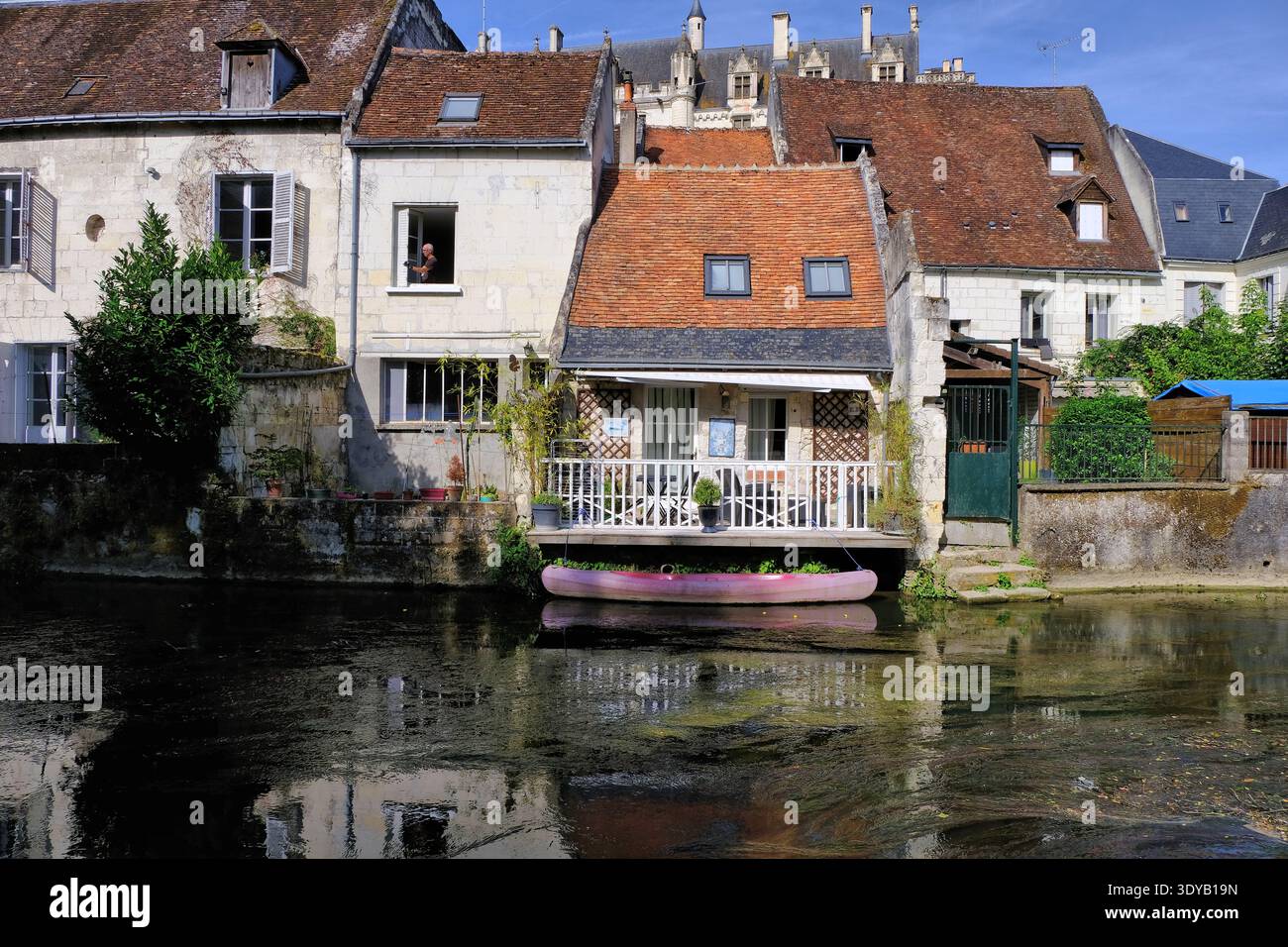 Loches: Schloss, königliche Stadt, alte Steinhäuser und Boot mit Reflexionen in Indre aus öffentlichen Gärten, Loches, Indre et Loire, Frankreich Stockfoto