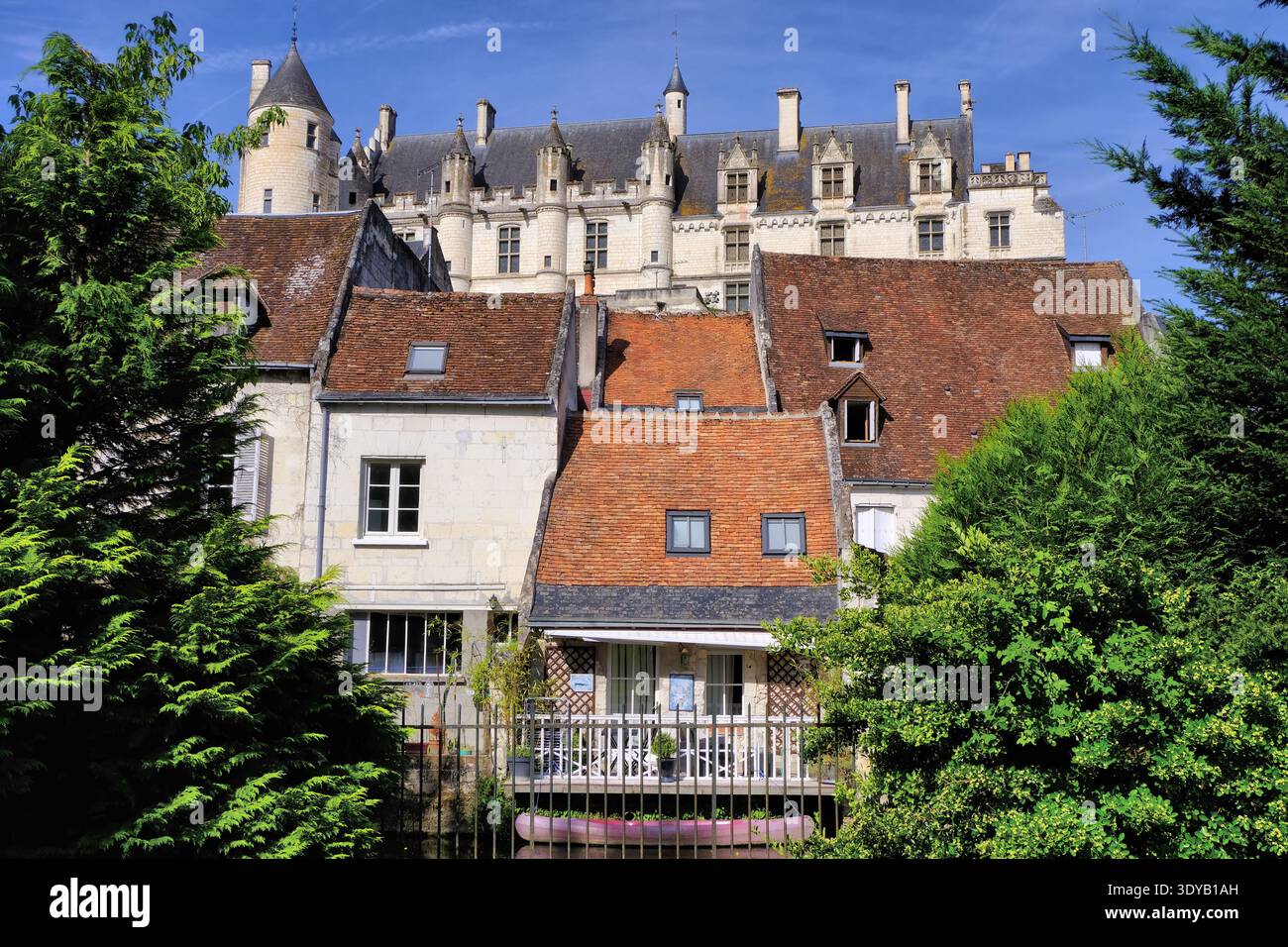 Loches: Schloss, königliche Stadt, alte Steinhäuser und Boot in Indre von öffentlichen Gärten, Loches, Indre et Loire, Frankreich Stockfoto