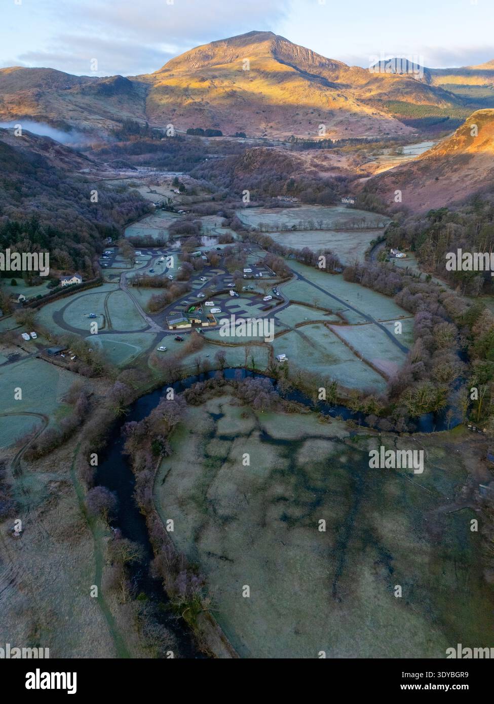 Snowdonia-Nationalpark (Eryri), Nordwales. Wetter in Großbritannien: 7. März 2026. Ein kalter, frostiger Sonnenaufgang über der markanten Landschaft über Beddgelert in Nordwales, Großbritannien ©DGDImages/Alamy Live News Stockfoto