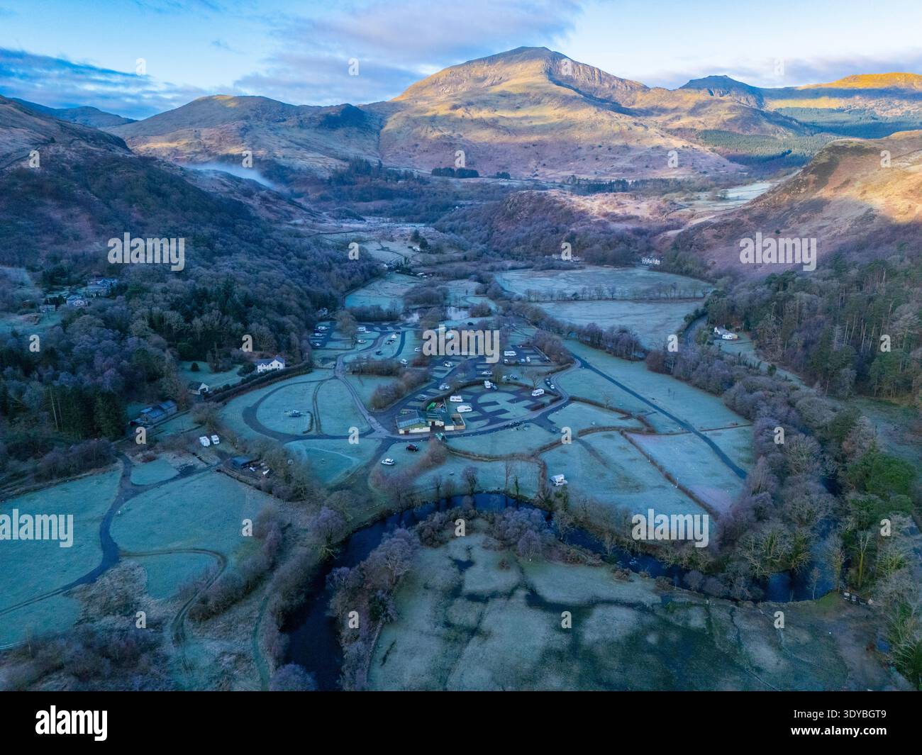 Snowdonia-Nationalpark (Eryri), Nordwales. Wetter in Großbritannien: 7. März 2026. Ein kalter, frostiger Sonnenaufgang über der markanten Landschaft über Beddgelert in Nordwales, Großbritannien ©DGDImages/Alamy Live News Stockfoto