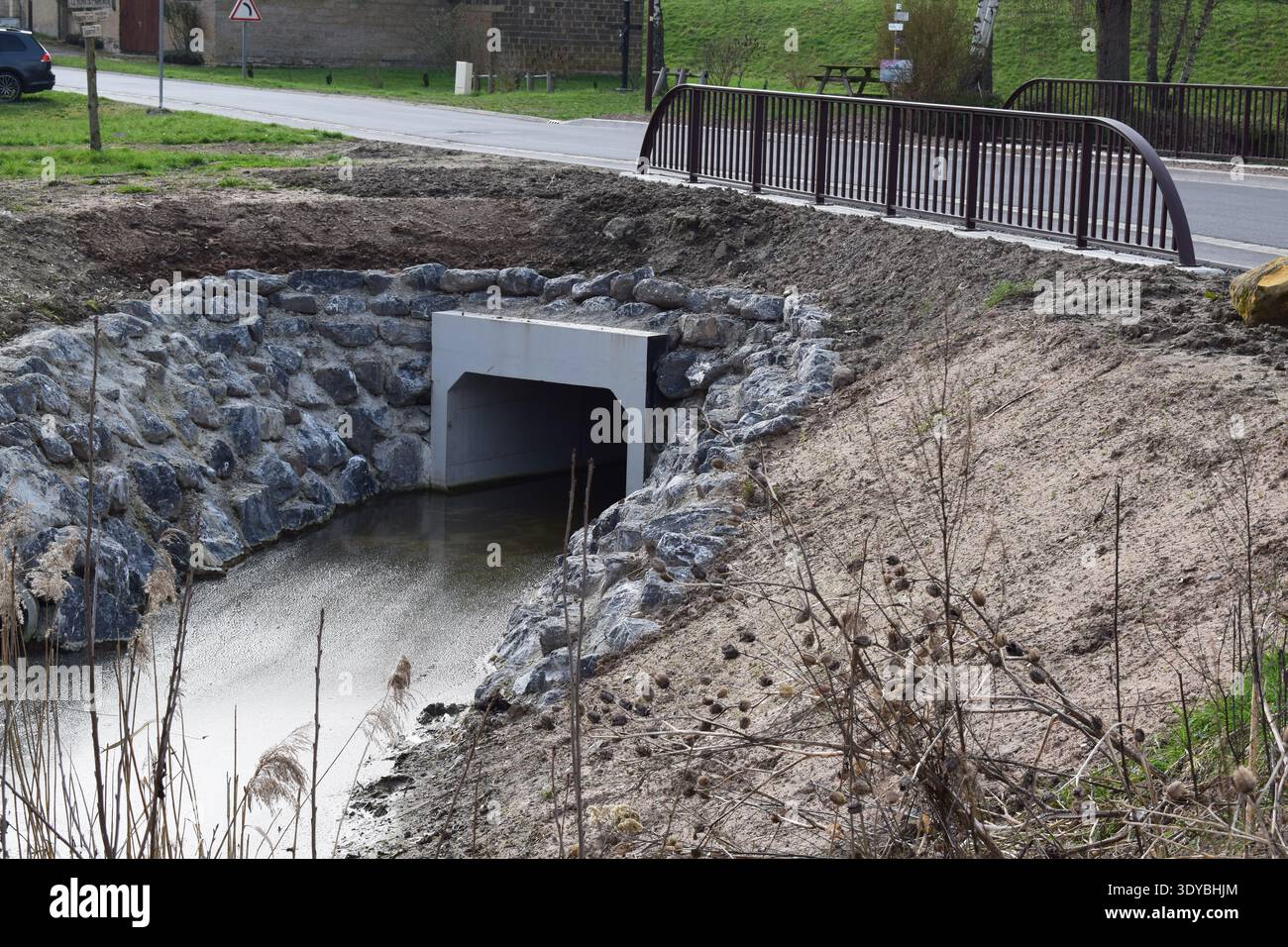 Überlaufkanal-Tunnel unter einer Straße Stockfoto