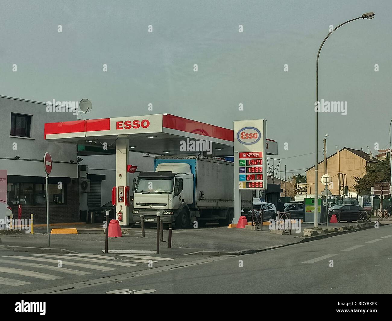 ESSO-Tankstelle mit Kraftstoffpreisschild und Lkw zwischen Stains und Garges-lès-Gonesse in der Nähe von Paris Frankreich Stockfoto