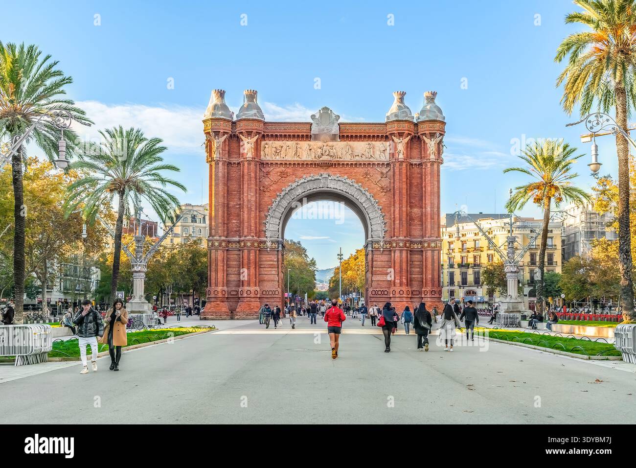 Barcelona, Spanien - 26. November 2021: Der Arc de Triomf von Josep Vilaseca i Casanovas auf der Passeig de Lluis Companys Straße in Barcelona. Menschen gehen Stockfoto