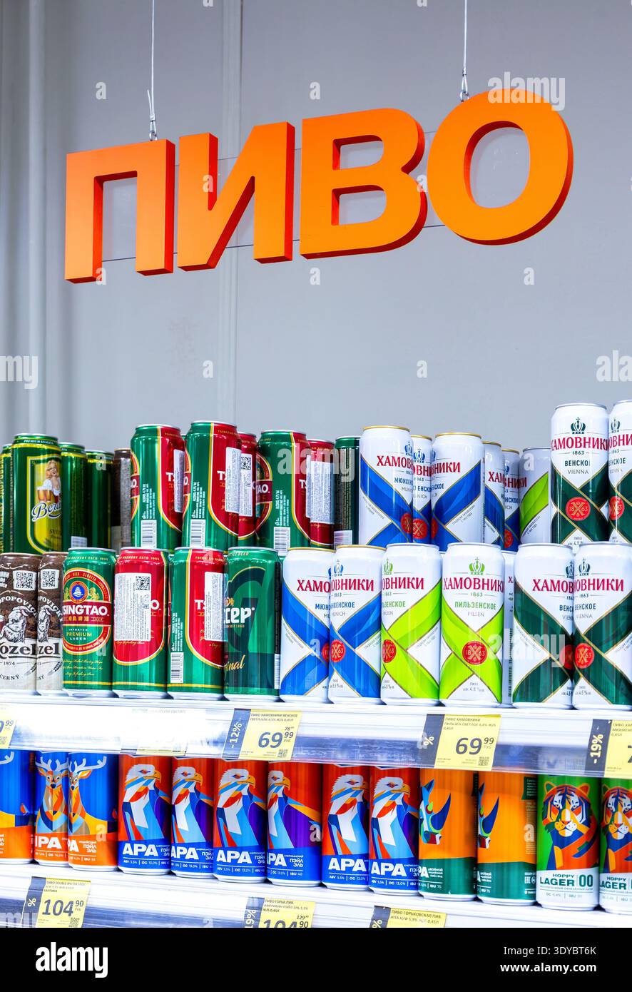 Samara, Russland - 25. September 2025: Schild im Supermarkt. Alkoholische Getränke in Flaschen und Spirituosen. Text auf Russisch: "Bier" Stockfoto